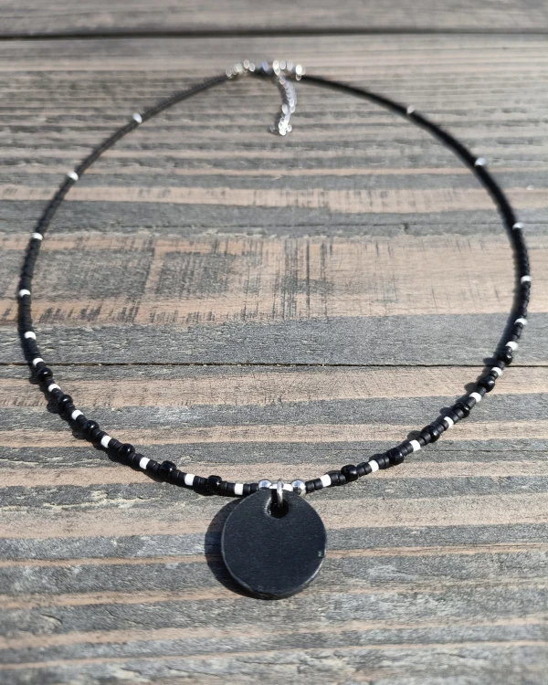 minimalistyczny-naszyjnik-ze-skorzana-zawieszka-noir.jpg