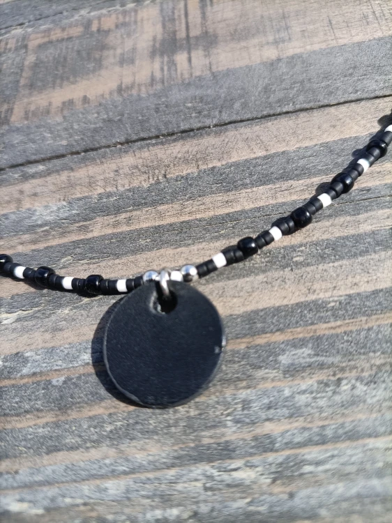 minimalistyczny-naszyjnik-ze-skorzana-zawieszka-noir.jpg