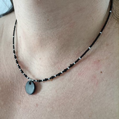 minimalistyczny-naszyjnik-ze-skorzana-zawieszka-noir.jpg