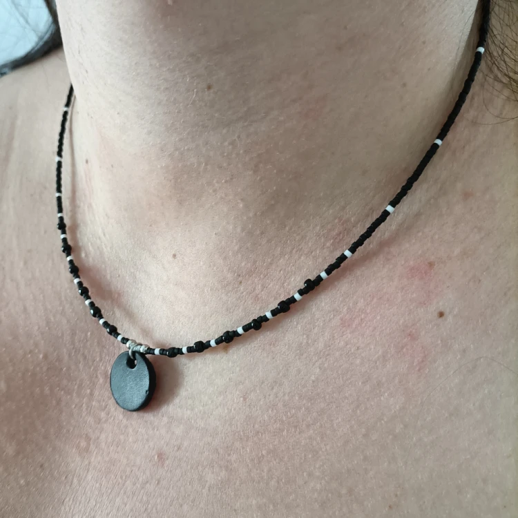 minimalistyczny-naszyjnik-ze-skorzana-zawieszka-noir.jpg