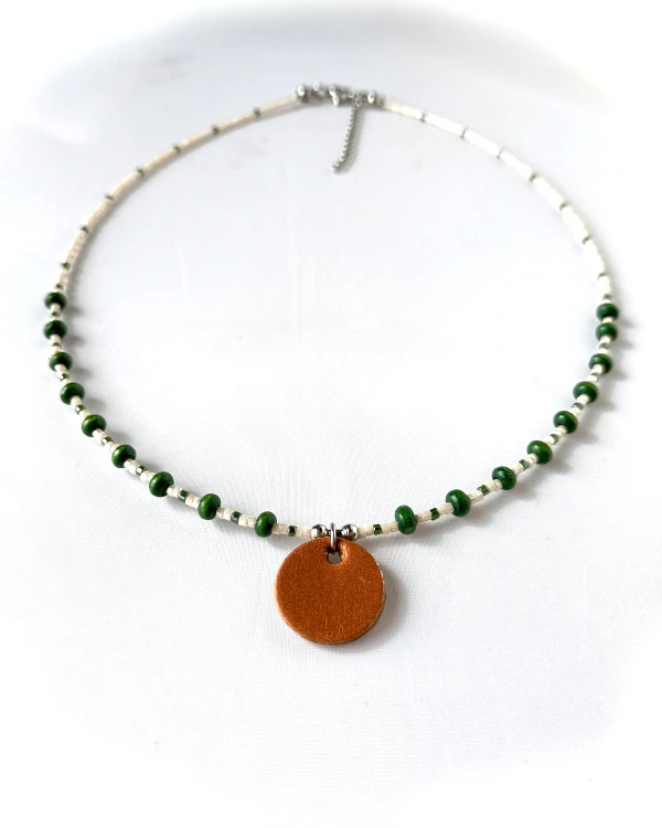 minimalistyczny-naszyjnik-ze-skorzana-zawieszka-earth-zielen-bez.jpg
