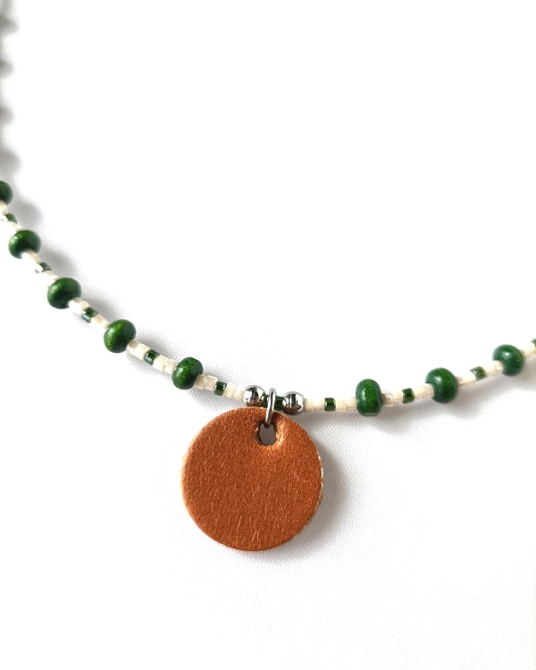 minimalistyczny-naszyjnik-ze-skorzana-zawieszka-earth-zielen-bez.jpg