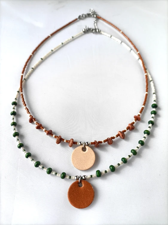 minimalistyczny-naszyjnik-ze-skorzana-zawieszka-earth-zielen-bez.jpg