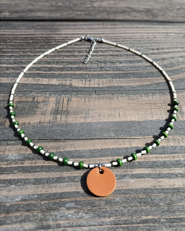 minimalistyczny-naszyjnik-ze-skorzana-zawieszka-earth-zielen-bez.jpg