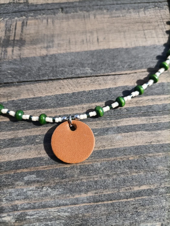 minimalistyczny-naszyjnik-ze-skorzana-zawieszka-earth-zielen-bez.jpg