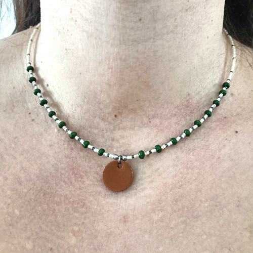 minimalistyczny-naszyjnik-ze-skorzana-zawieszka-earth-zielen-bez.jpg