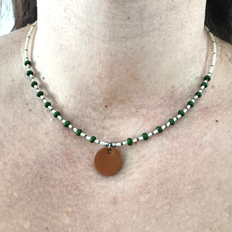 minimalistyczny-naszyjnik-ze-skorzana-zawieszka-earth-zielen-bez.jpg