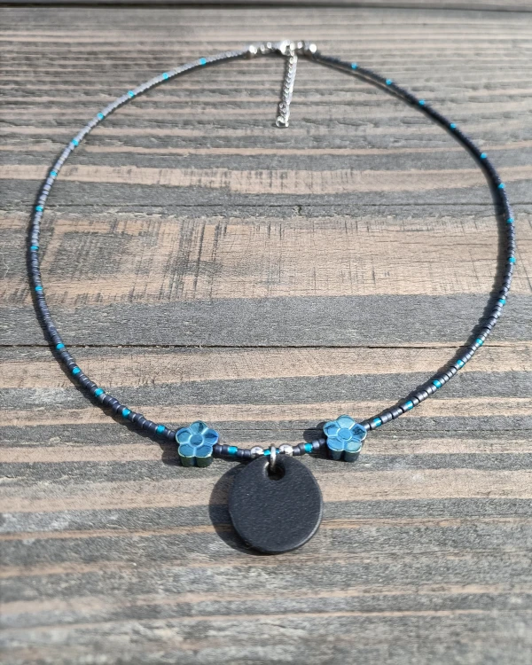 minimalistyczny-naszyjnik-ze-skorzana-zawieszka-NOIR-grafit+morski.jpg