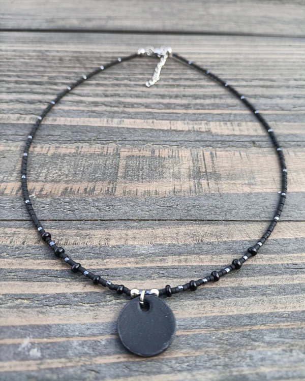 minimalistyczny-naszyjnik-ze-skorzana-zawieszka-NOIR-czarny-hematyt.jpg