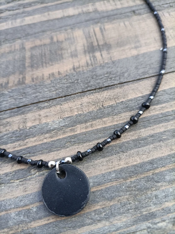 minimalistyczny-naszyjnik-ze-skorzana-zawieszka-NOIR-czarny-hematyt.jpg
