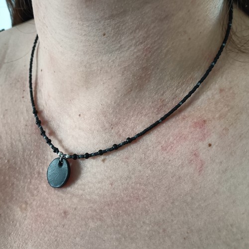 minimalistyczny-naszyjnik-ze-skorzana-zawieszka-NOIR-czarny-hematyt.jpg