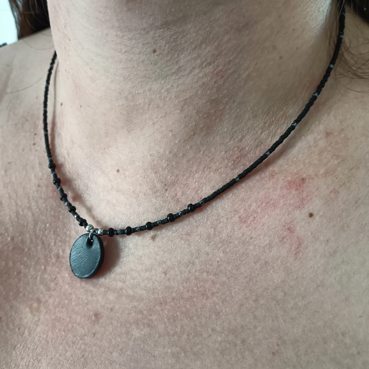 minimalistyczny-naszyjnik-ze-skorzana-zawieszka-NOIR-czarny-hematyt.jpg