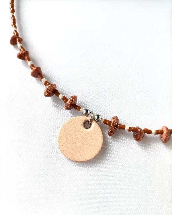 minimalistyczny-naszyjnik-ze-skorzana-zawieszka-SAND-braz-bez-piasek-pustyni.jpg