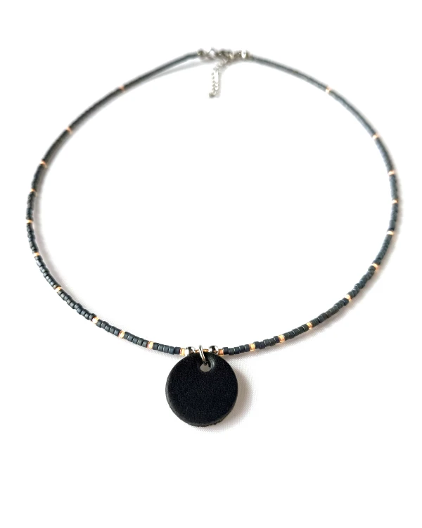 minimalistyczny-naszyjnik-ze-skorzana-zawieszka-NOIR-grafit-brzoskwinia.jpg