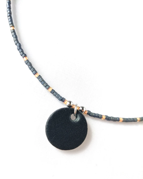 minimalistyczny-naszyjnik-ze-skorzana-zawieszka-NOIR-grafit-brzoskwinia.jpg