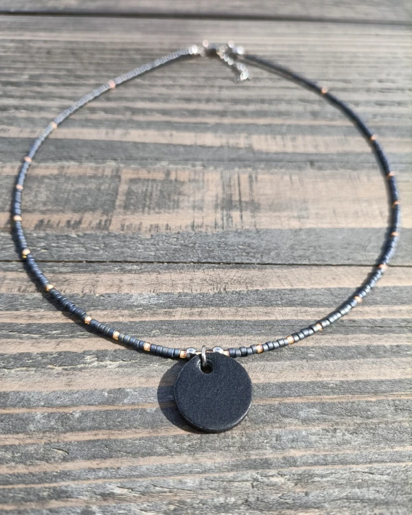 minimalistyczny-naszyjnik-ze-skorzana-zawieszka-NOIR-grafit-brzoskwinia.jpg