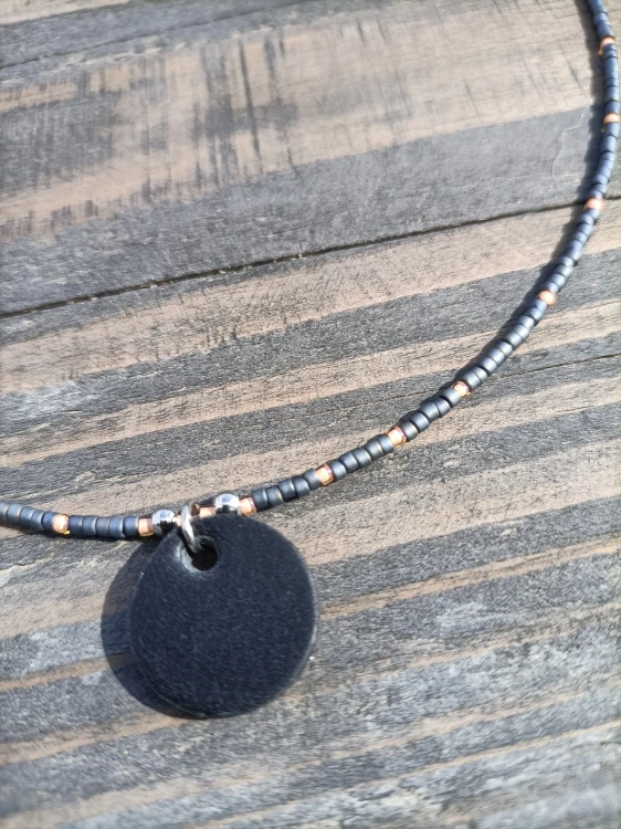 minimalistyczny-naszyjnik-ze-skorzana-zawieszka-NOIR-grafit-brzoskwinia.jpg