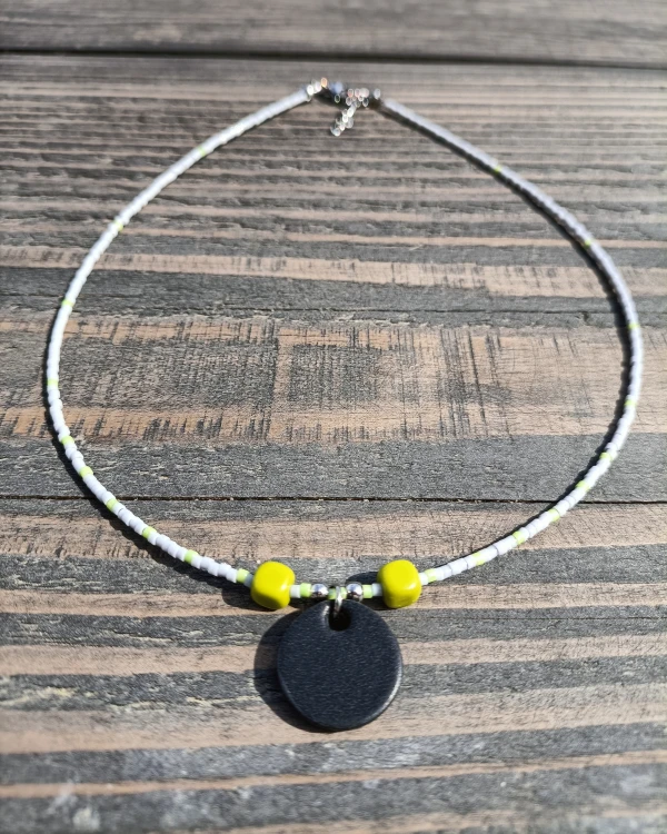 minimalistyczny-naszyjnik-ze-skorzana-zawieszka-SOFT-szary-zielony.jpg