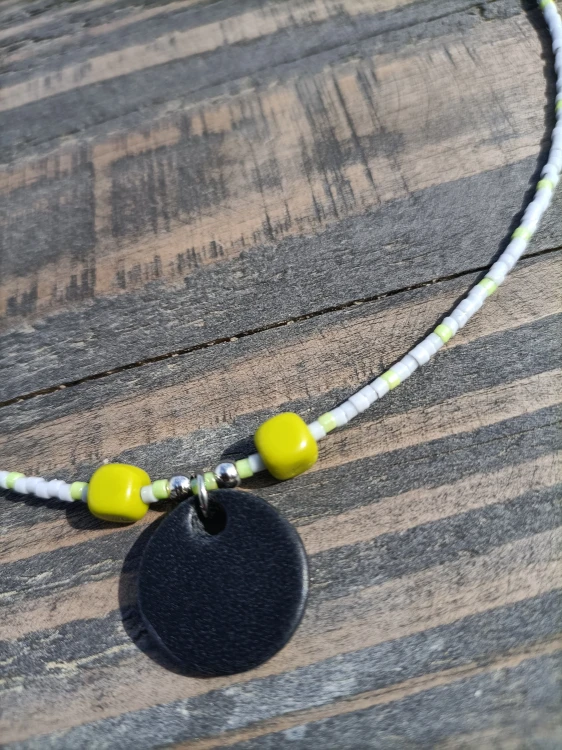minimalistyczny-naszyjnik-ze-skorzana-zawieszka-SOFT-szary-zielony.jpg