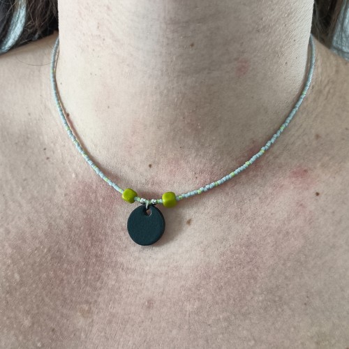 minimalistyczny-naszyjnik-ze-skorzana-zawieszka-SOFT-szary-zielony.jpg