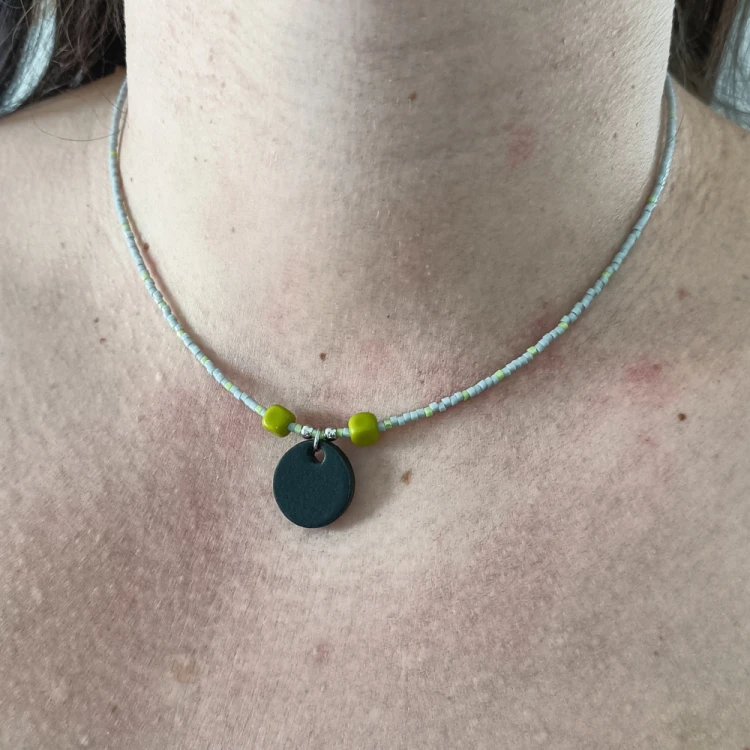 minimalistyczny-naszyjnik-ze-skorzana-zawieszka-SOFT-szary-zielony.jpg
