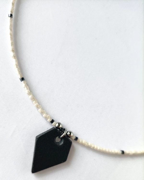 minimalistyczny-naszyjnik-ze-skorzana-zawieszka-SOFT-bez-hematyt.jpg