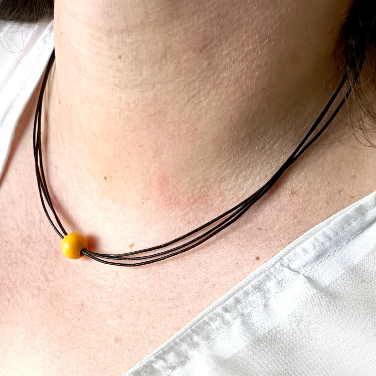 zolty-naszyjnik-skorzany