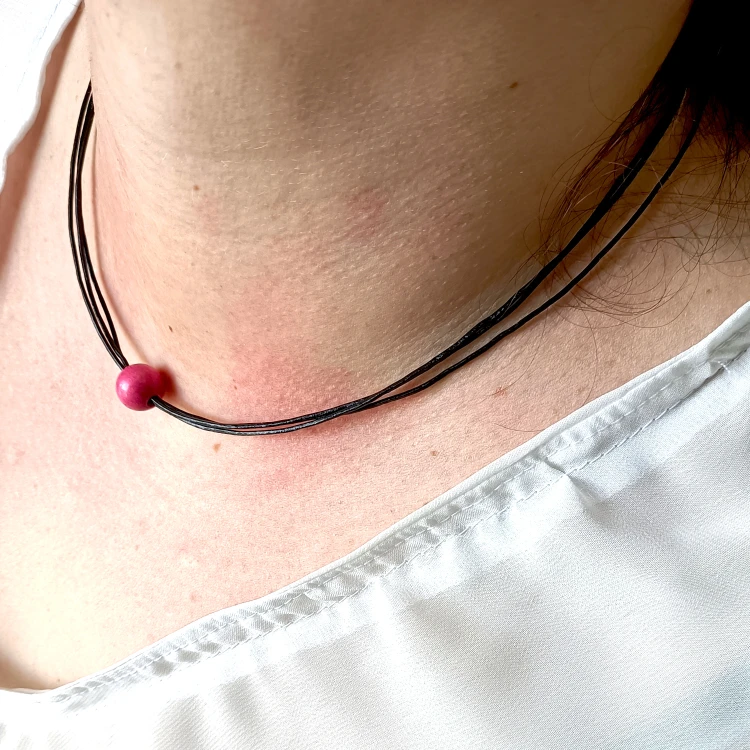 rozowy-naszyjnik-skorzany