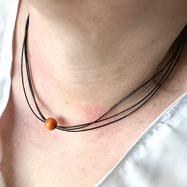 pomaranczowy-naszyjnik-skorzany