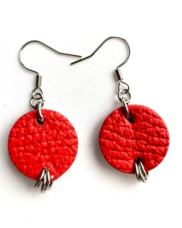 czerwone-kolczyki-skorzane.jpg