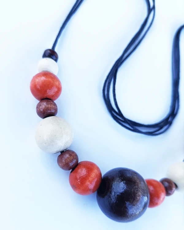 korale-drewniane-boho-minimal-kolorowe.jpg