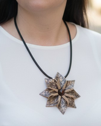 naszyjnik-skorzany-kwiatowy-minimalistyczny (5).jpg