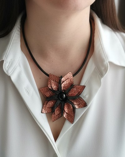 naszyjnik-skorzany-kwiatowy-minimalistyczny (2).jpg